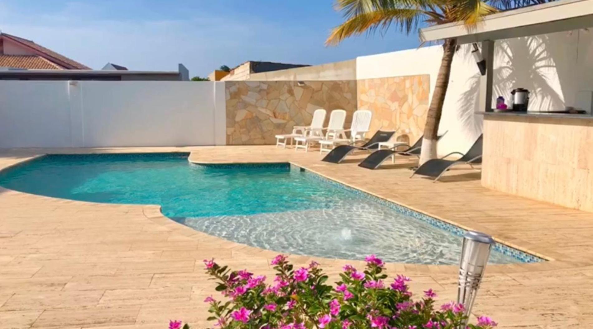 Genesis Apartments Palm Beach Exterior photo
