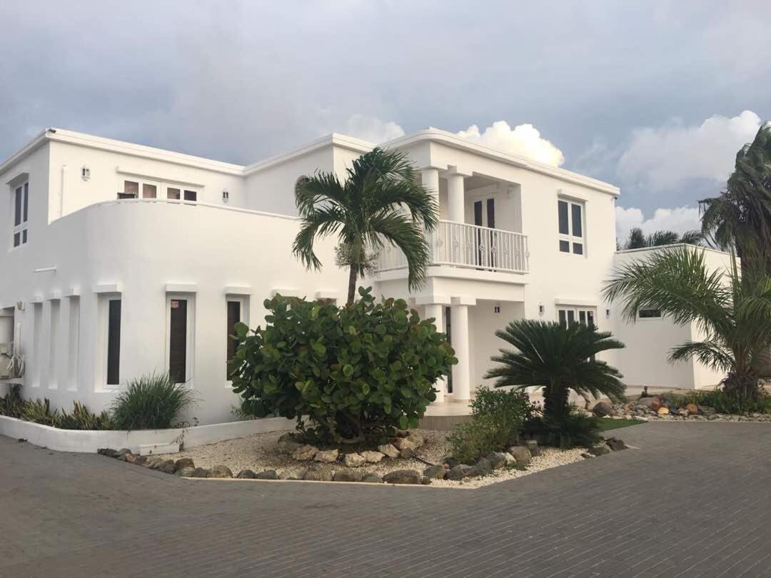 Genesis Apartments Palm Beach Exterior photo