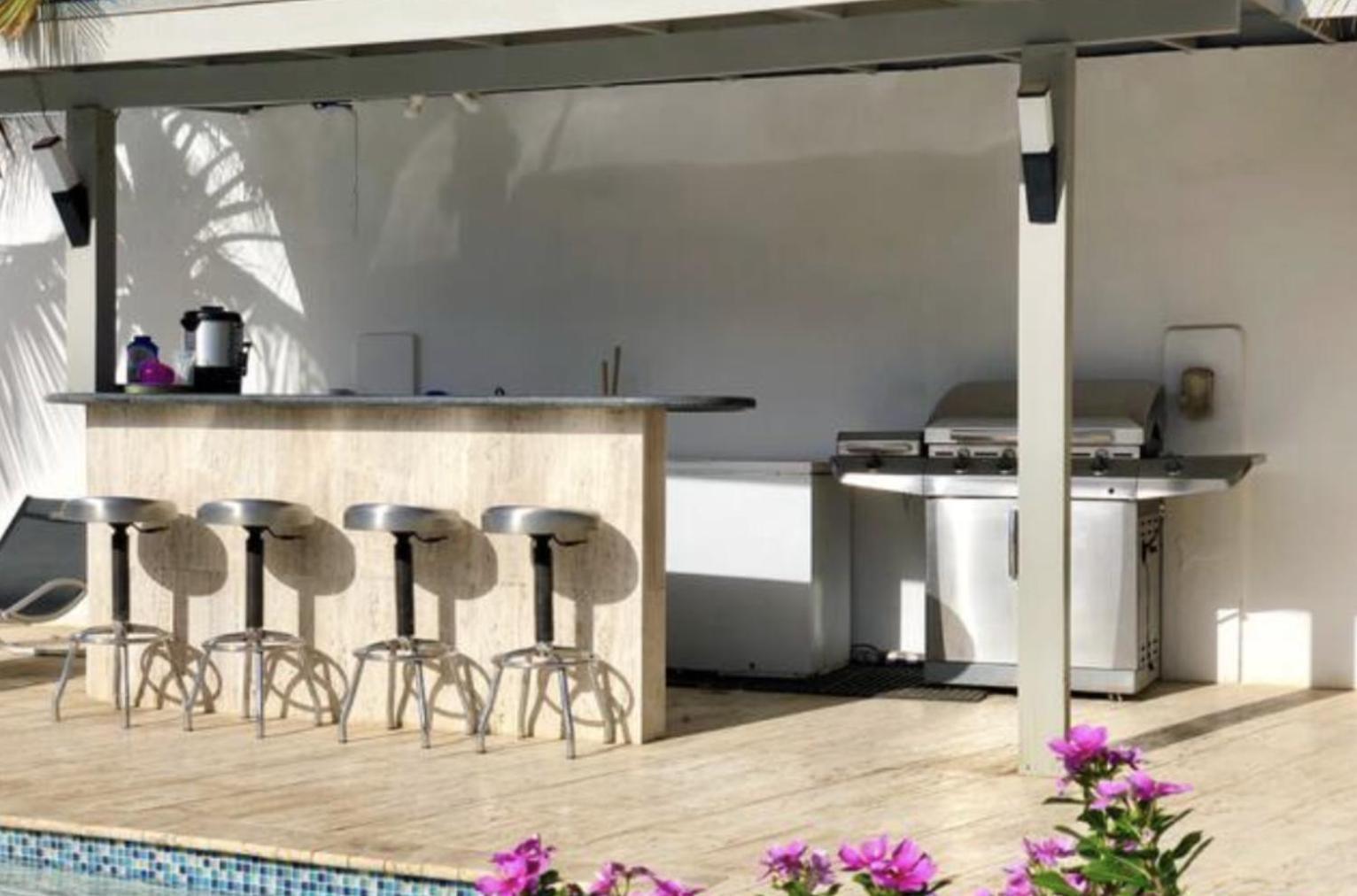 Genesis Apartments Palm Beach Exterior photo