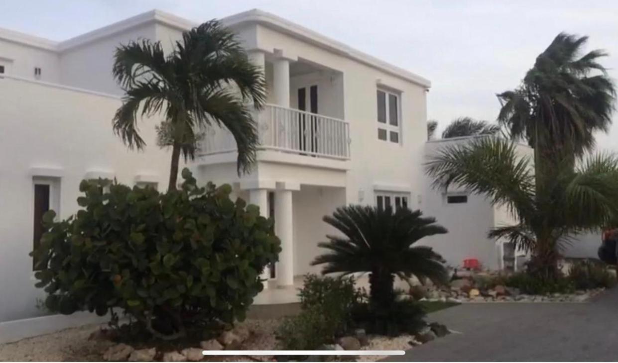 Genesis Apartments Palm Beach Exterior photo